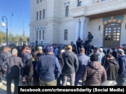 Группа крымскотатарских активистов у здания подконтрольного России Духовного управления мусульман Крыма пытается добиться реакции на арест своих соотечественниц, обвиненных ФСБ в терроризме, октябрь 2025 года