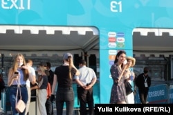 Далеко не все носят маски в фан-зоне