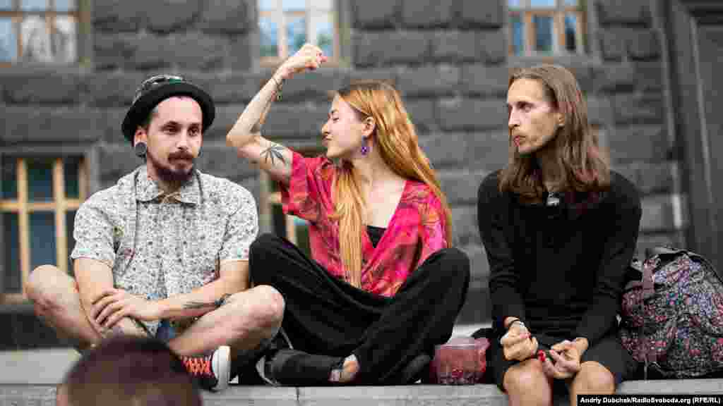 Учасники «Конопляного #маршусвободи 2018» біля Кабміну. Основна вимога – доступ українців до лікування медичним канабісом та препаратами на його основі. Київ, 19 травня 2018 року ПЕРЕГЛЯНЬТЕ ФОТОРЕПОРТАЖ 