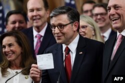 Спикер Палаты представителей Майк Джонсон выступает после одобрения Палатой законопроекта о налогах и расходах. 3 июля, 2025