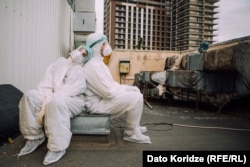 ექთნები თეონა კოშაძე და გიორგი მარიამიძე შესვენებაზე. ცოლ-ქამარი კოვიდპაციენტებთან მუშაობს „თბილისის ცენტრალურ საავადმყოფოში”, ორივე 22 წლისაა.