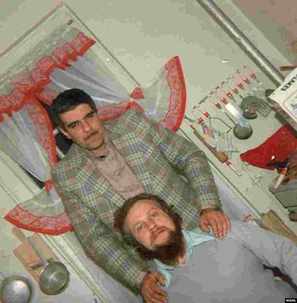 Сергей Довлатов и Петр Вайль на довлатовской кухне. Нью-Йорк, 1979 г. Фото из личного архива П.Вайля