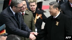 Predsednik Srbije Aleksandar Vučić i predsednik Kine Si Đinping rukuju se u Moskve 9. maja 2025. tokom obeležavanja 80. godišnjice pobede Sovjetskog Saveza nad nacističkom Nemačkom u Drugom svetskom ratu