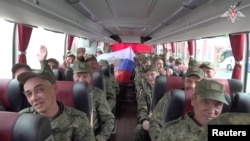 Российские военные, возвращающиеся домой