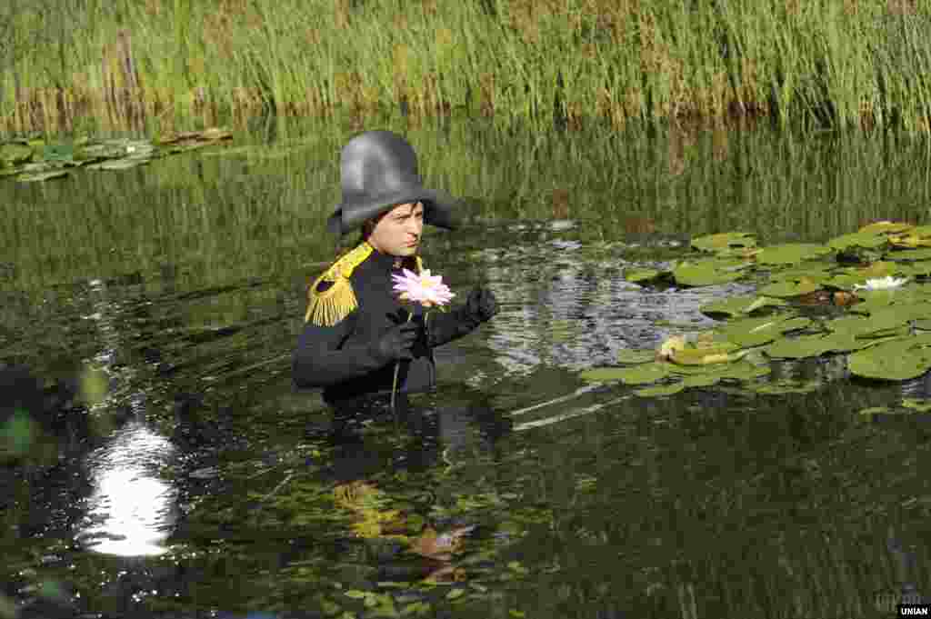 В роли Наполеона во время съемок 3D-комедии российского режиссера Марюса Вайсберга "Ржевский против Наполеона". Киев, 1 сентября 2010 года