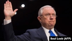 Državni tužilac SAD Jeff Sessions se zakleo da će govoriti istinu prije saslušanja u Senatu 18. okobra 2017