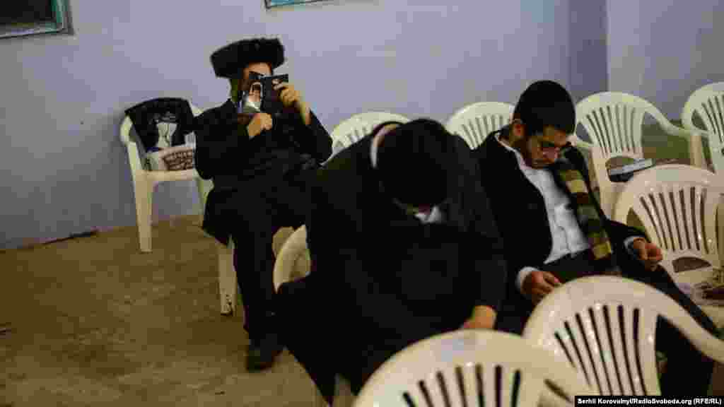 Міліція попереджає журналістів, що в Шабат знімати хасидів суворо заборонено, адже це може образити їх релігійні почуття. Документувати події на вулицях Умані можна лише зі сходженням першої зірки, тобто увечері