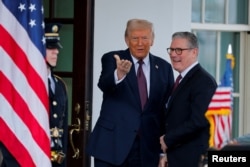 დონალდ ტრამპი და კირ სტრამერი (მარჯვნივ). თეთრი სახლი, 27 თებერვალი, 2025.