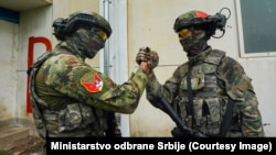 Pozdrav dva vojnika sa zajedničke vojne vježbe specijalnih jedinica vojski Srbije i Kine