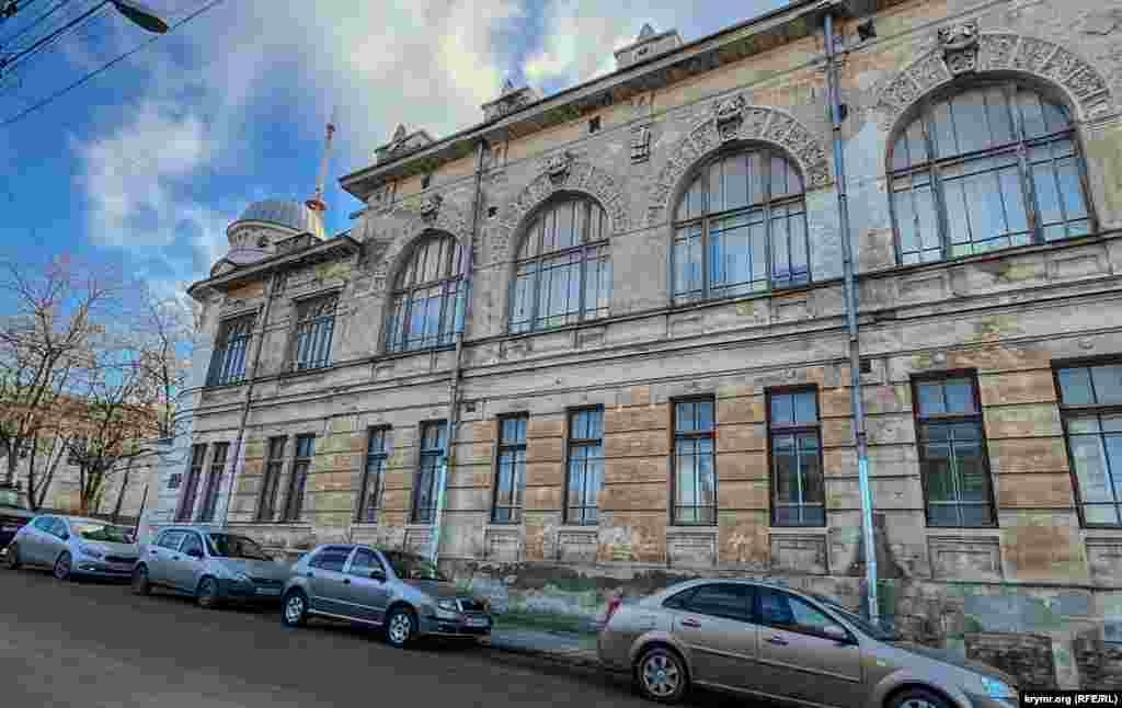 До 1938 года там функционировала Талмуд-тора &ndash; еврейское общественное училище. Во время оккупации Крыма нацистами во дворе здания располагался сборный пункт евреев, крымчаков, ромов, откуда их увозили на казнь. В память об этом событии в 2009 году на здании была установлена памятная доска