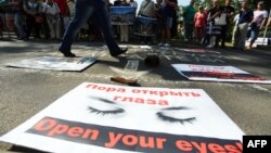 Плакаты протестующих перед Park Inn hotel, где остановились сотрудники мониторинговой миссии