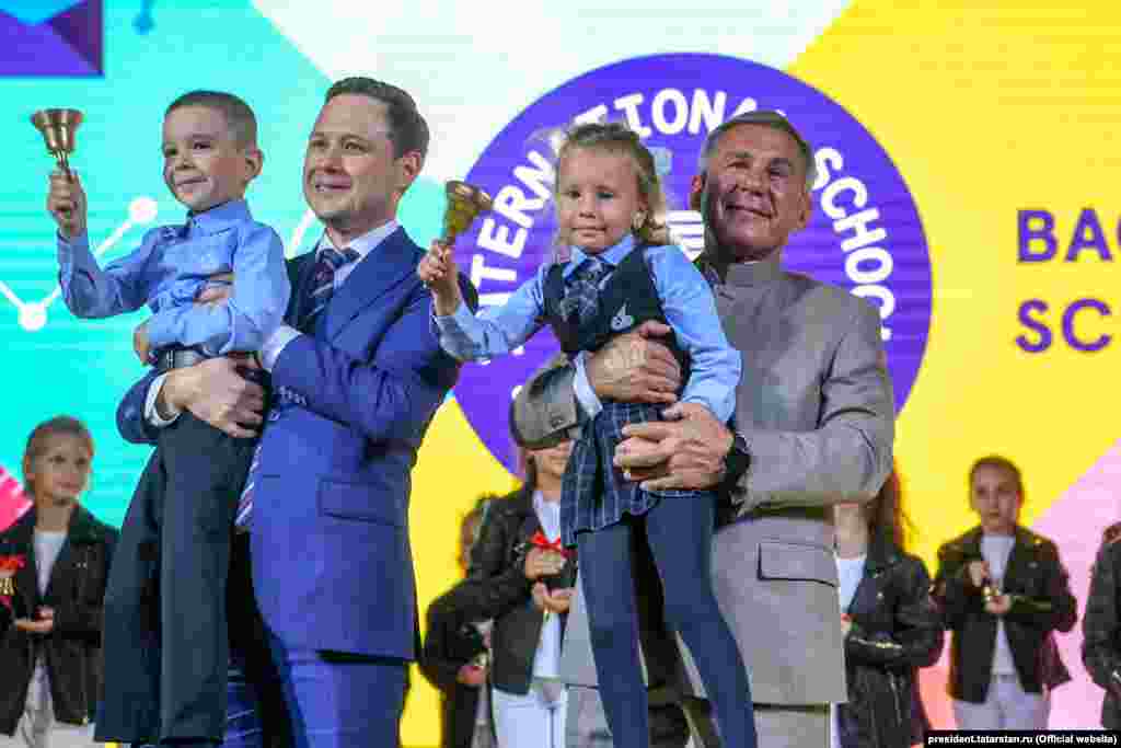 Сам Рустам Нургалиевич себя, увы, совсем не бережёт. Тот же день, 1 сентября, открытие нового корпуса Международной школы Казани... 