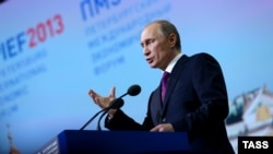 Владимир Путин на ПМЭФ в 2013 году, архивное фото