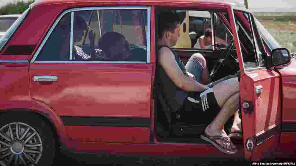 Туристы из Донецкой области стоят в очереди