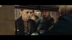 Сцена "Передача мужу" из фильма "Кроткая" Сергея Лозницы Сцена "Передача мужу" из фильма "Кроткая" Сергея Лозницы