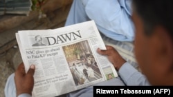 U Karačiju Pakistanac čita primjerak novina Dawn (Zora) na engleskom jeziku. Reporteri bez granica osudili su otežanu distribuciju najstarijeg pakistanskog lista nakon što je objavljen kontroverzni intervju s premijerom Navazom Šarifom. 