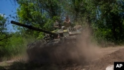 Ukrajinski vojnici 6. juna na tenku u blizini linije fronta u regionu Donjecka.