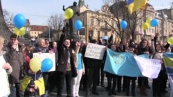 Мовчазним флешмобом відзначили львів'яни річницю окупації Криму Мовчазним флешмобом відзначили львів'яни річницю окупації Криму