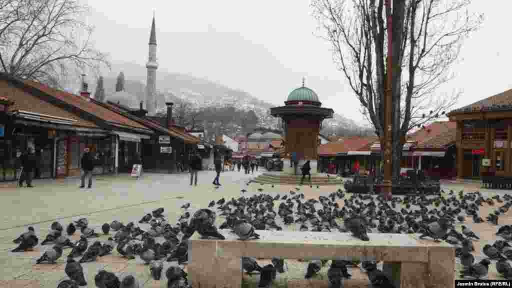 Jedno od poznatijih turističkih mjesta u bh. prijestolnici, Sebilj na Baščaršiji, trenutno je pusto, Sarajevo.