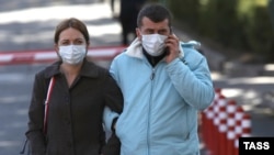 Ljudi nose zaštitne maske, ilustrativna fotografija