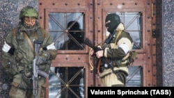 Вооруженные люди на улицах оккупированного Луганска, 22 ноября 2017 года