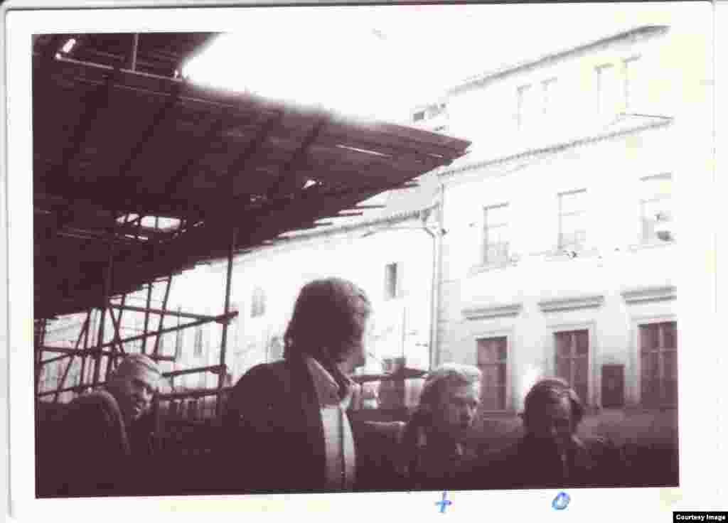 Бывший президент Чехии Вацлав Гавел с австрийским адвокатом Генри Голдманном – фотография сделана тайно во время слежки, установленной за Голдманном в Праге в 1976 году. В это время в Чехословакии рассматривали дело музыкантов, обвиненных в хулиганстве за исполнение неугодных режиму песен.