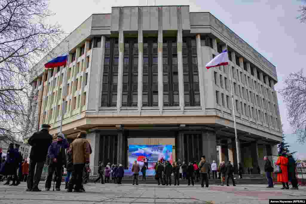 После того как казаки, бойцы "Самообороны Крыма" и бюджетники покинули площадь, оказалось, что праздновать пришло совсем немного жителей