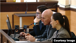 პროკურორი გია შაიშმელაშვილი კოლეგებთან ერთად სასამართლოს სხდომათა დარბაზში