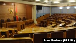 Kada je riječ o političkom životu u Crnoj Gori dok traje širenje korona virusa u susjedstvu i ostatku Evrope, neka vrsta suspenzije se može očekivati (fotografija: prazna sala Skupštine Crne Gore)