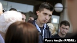 Mladen Obradović vođa "Obraza" ispred Prvog osnovnog suda u Beogradu, 27. mart 2012.