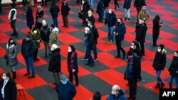 Kosovo je u 2021. godini izlazilo i na parlamentarne izbore, na fotografiji red za glasanje u Prištini na parlamentarnim izborima 14. februara 2021.