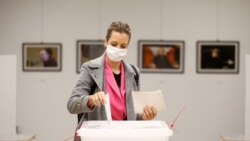 Građanka Mostara na glasačkom mjestu na dan lokalnih izbora u Mostaru, 20. decembar 2020. 