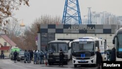 Pripadnici bezbednosnih snaga kod groblja Borisvosko tokom priprema za sahranu opozicionog lidera Alekseja Navaljnog, 1. mart 2024.