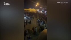 Сотни людей в аэропорту Кабула Сотни людей в аэропорту Кабула