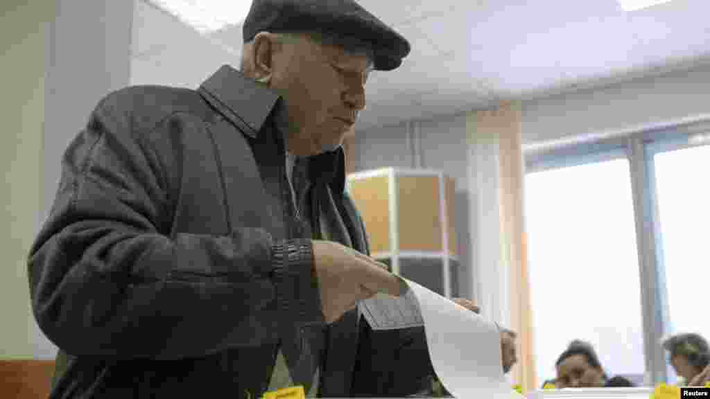 Bivši gradonačelnik Moskve Jurij Lužkov glasa na biralištu u Moskvi, 4. mart 2012. 