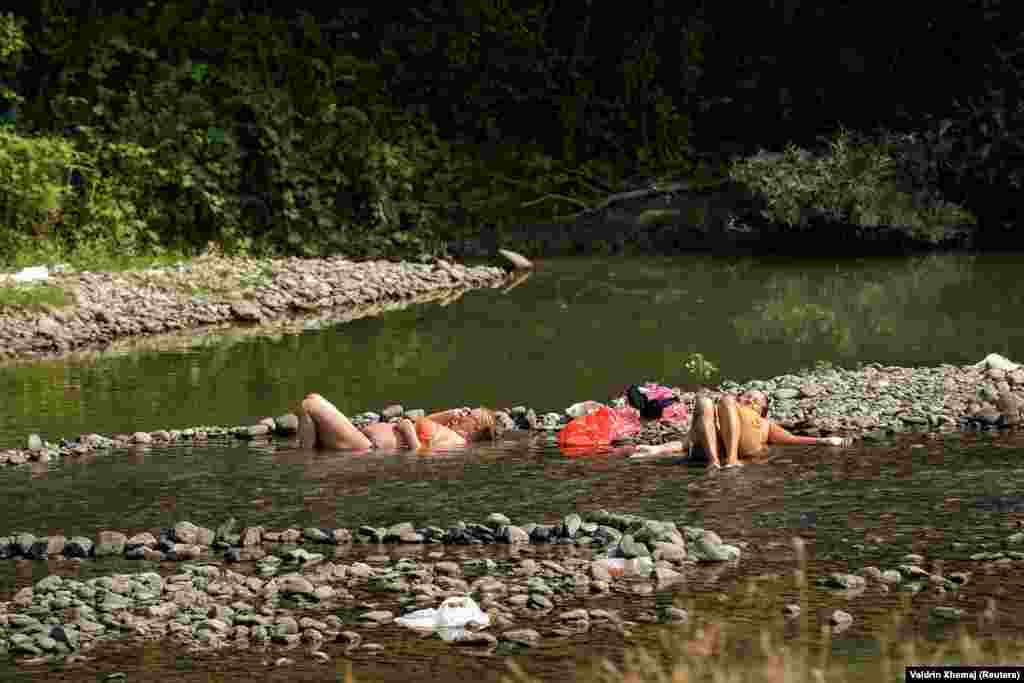 Teksa temperaturat e larta kanë përfshirë Kosovën dhe shumë vende të tjera në rajon, qytetarët bëjnë mirë të gjejnë burime uji, sikurse lumi Erenik, që t'i kalojnë më lehtë ditët e nxehta të fundqershorit.