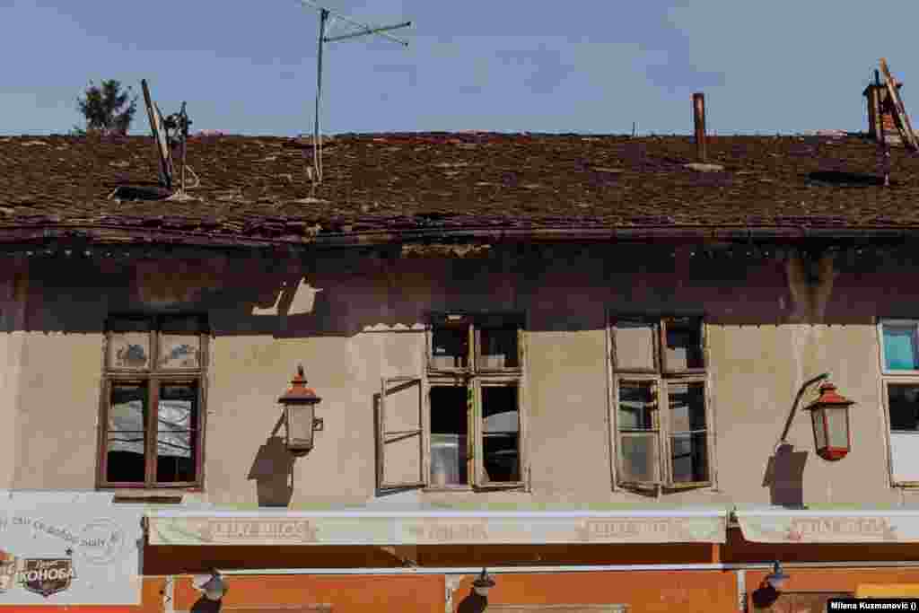 Knez Jovica Milutinović (1773-1846) pojavljuje se zajedno sa knezom Nikolom Grbovićem i drugim ustaničkim vođama Valjevske nahije. U drugoj polovini 19. veka u prizemlju konaka Kneza Jovice bili su smešteni stari zanati, saračka, grnčarska i tkačka radnja. Sada se tu nalazi popularni valjevski kafe „Kod Sarača“.