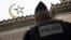 Французский полицейский у входа в мечеть в Париже 