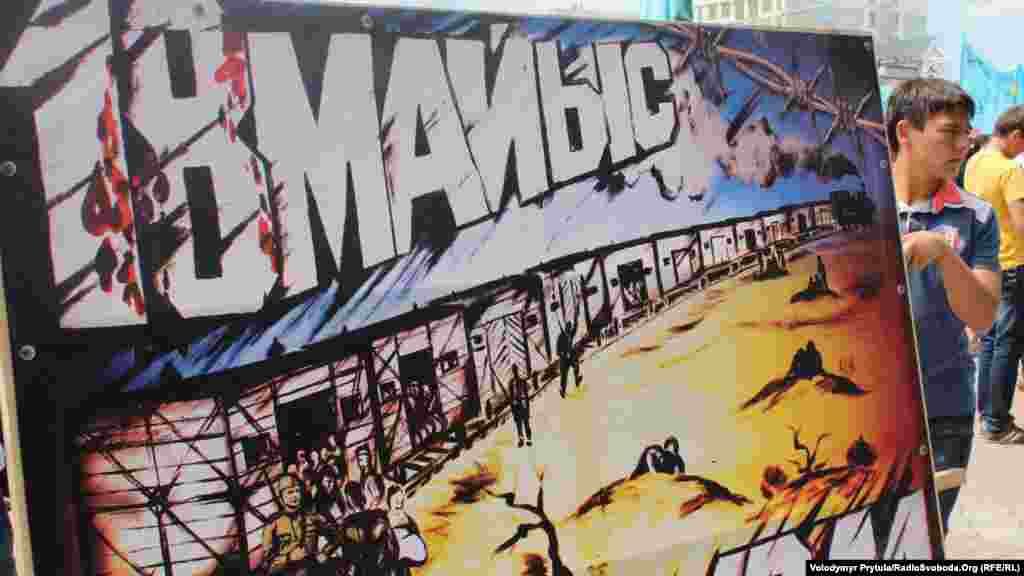 Osamnaestog maja 1944. godine, samo nekoliko dana nakon konačnog oslobođenja Krima, Staljin je naredio Crvenoj armiji da izvrši prisilnu deportaciju više od 200.000 krimskih Tatara koji su naseljavali poluotok. Sovjetska vlada je smatrala da su krimski Tatari sarađivali sa nacistima, te ih je poslala na udaljena područja Rusije i Centralne Azije. Procjenjuje se da je više od polovine krimskih Tatara umrlo u prvoj godini od posljedica prinudne deportacije. Krimski Tatari su tek u kasnim 1980-im godinama počeli sa postepenim povratkom na Krim i sada na ovom poluotoku čine oko 20 posto stanovništva. (Krimski Tatari u Simferopolju održavaju komemoraciju kojom obilježavaju 69. godišnjicu deportacije sa Krima, 2013.)