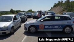 Kolone vozila na magistaralnom putu Nikšić – Kotor, nakon što su mještani kojima je zabranjena sječa u njihovim šumama, blokirali put, 9. jun 2025.