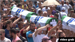 Na poslednjem ukopu žrtava genocida počinjenog u Srebrenici, 11. jula 2021. sahranjeni su pronađeni ostaci još 19 idetifikovanih. 1995. godine ubijeno je više od 8.000 Bošnjaka.