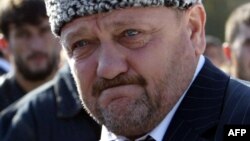 Bivši prvi čovjek Čečenije Ahmad Kadirov ubijen je u eksploziji bombe 2004. godine tokom sastanka u Groznom (na fotografiji: Kadirov u posjeti čečenskom selu Centoroj, 5. oktobar 2003.)