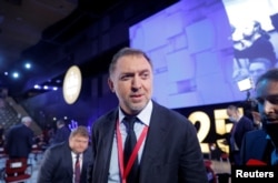 Oligarhul rus Oleg Deripaska participă la Forumul Economic Internațional de la Sankt Petersburg (SPIEF), Rusia, 17 iunie 2022.