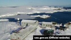 Загалом у 26-й експедиції буде 12 учасників: семеро науковців, лікар, кухар, дизеліст, системний механік та сисадмін. Із них 11 чоловіків та одна жінка