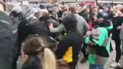 Policija tjera građane sa trga u Banjaluci Policija tjera građane sa trga u Banjaluci