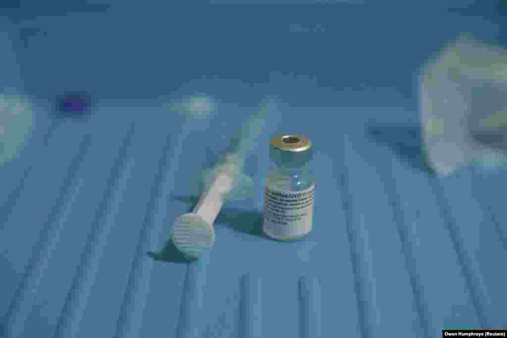 Igla i bočica vakcine Pfizer/BioNTech protiv COVID-19 u Royal Victoria ambulanti, prvog dana najvećeg programa imunizacije u britanskoj istoriji, u Newcastleu, 8. decembra 2020.