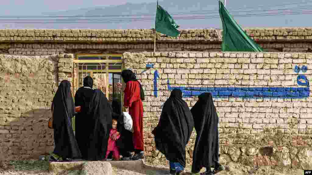 Afganistanske učenice dolaze na časove u medresu, ili islamsku školu, na periferiji Mazari Šarifa.
