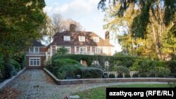 32 Denewood Road, ლონდონი. ფასი შეძენის დროს: 9,3 მილიონი გირქვანქა სტერლინგი. (18,4 მილიონი დოლარი 2008 წელს). მფლობელი: დარიღა ნაზარბაევა.