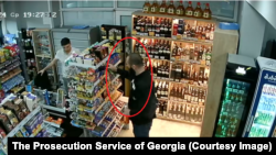 ბექა ჯაიანი მარკეტში, სადაც იქამდე, სამი წუთის სხვაობით კესარია აბრამიძეც იმყოფებოდა. ვიდეოსათვალთვალო კამერის ჩანაწერი კესარია აბრამიძის მკვლელობის დღეს ასახავს.