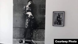 "Rad 'Behind the Scenes' – 'Iza kulisa'. To je fotografija nastala 1994. godine u opkoljenom Sarajevu. To je autoportret, ali fotografisan od modnog fotografa, u kontekstu koji je bio vrlo čudan, editorijala za italijanski časopis Moda", kaže Šejla